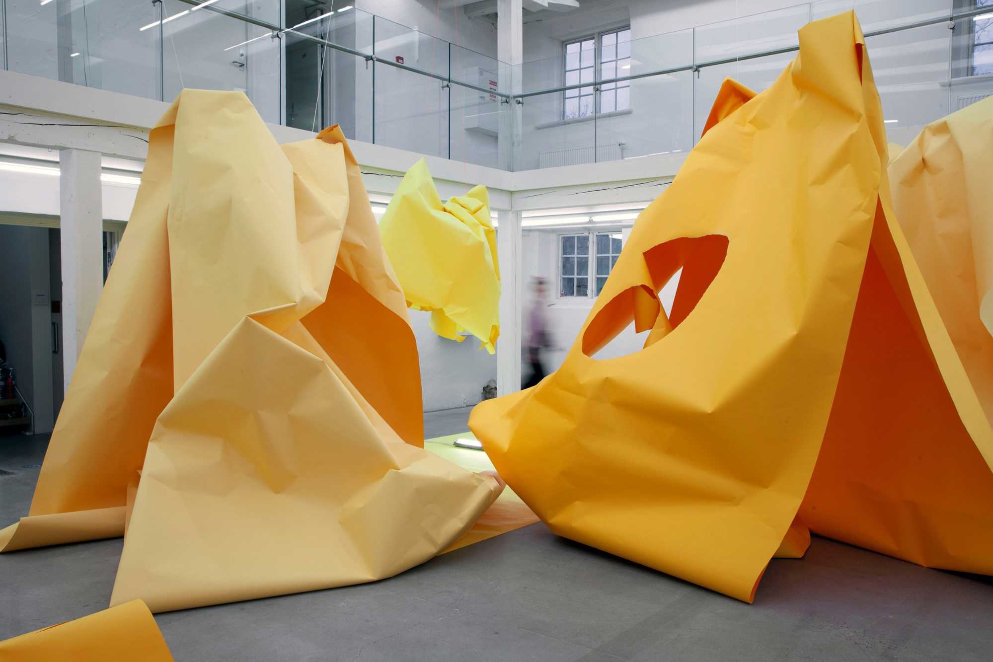 Installationsfoto. Paper Drawing #35 af Marit Roland 2022. Viborg Kunsthal