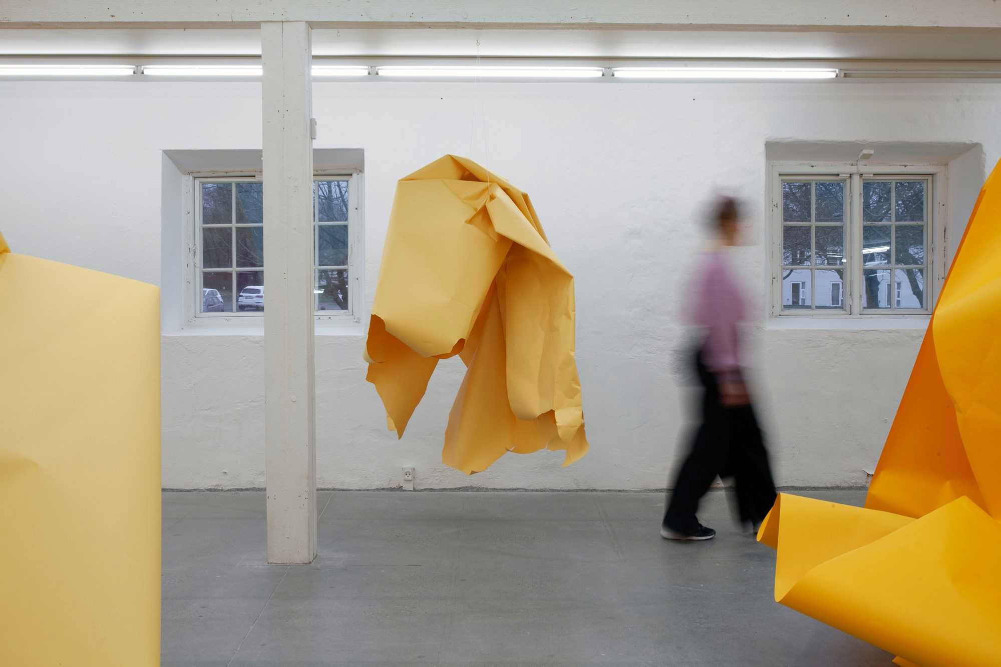 Installationsfoto. Paper Drawing #35 af Marit Roland 2022. Viborg Kunsthal